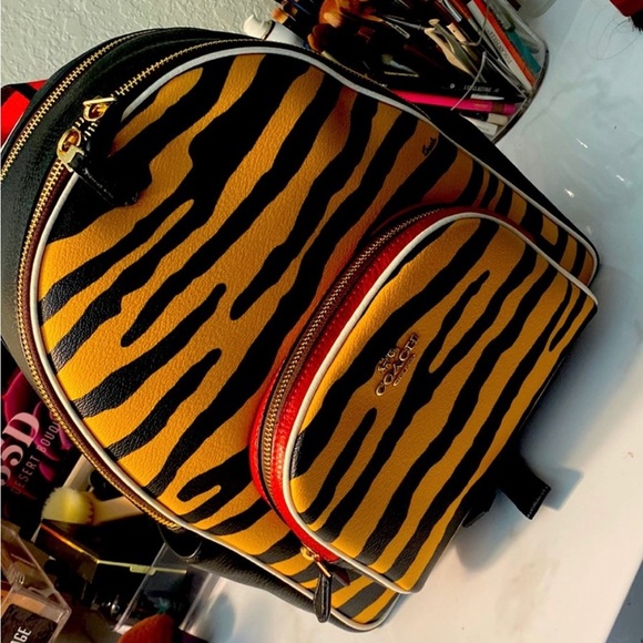 Just 2 Sisters sharing our bags and yours 👛 👛👛Let’s have some fun 🤩 - Picture 4 of 10